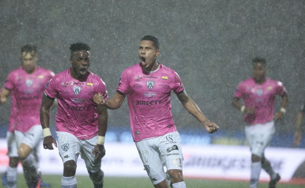 Independiente del Valle, campeón de Copa Sudamericana bajo la torrencial lluvia de Asunción