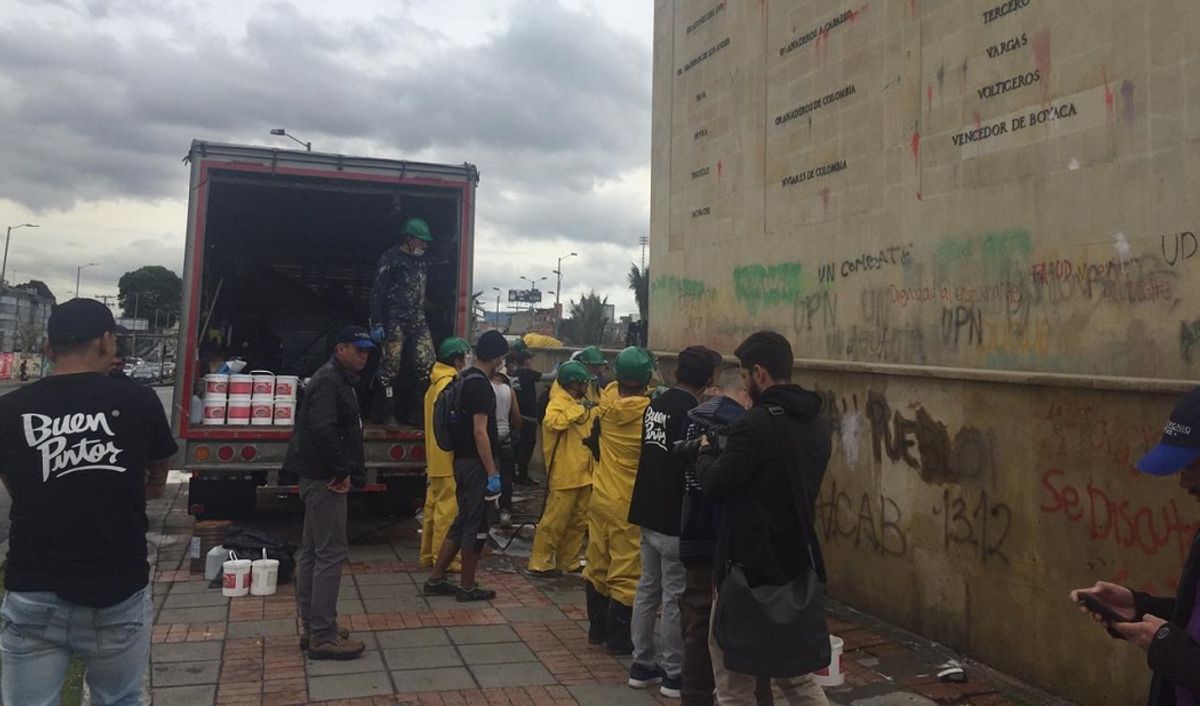 Infractores de Código de Policía iniciaron limpieza de monumento a Los Héroes de Bogotá