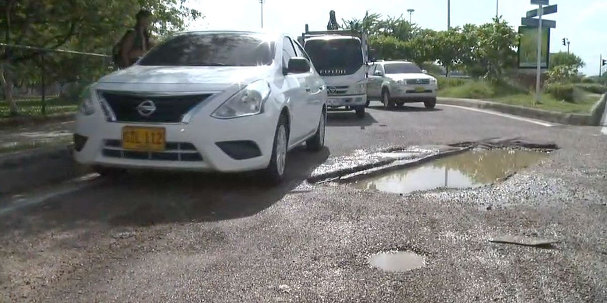 Conductores en Cartagena temen accidentes por gigantesco hueco en unas de las vías más transitadas