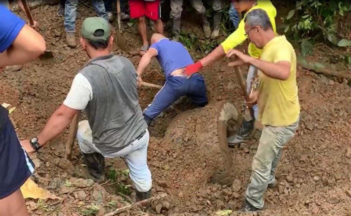 Hallan cuerpo de conductor sepultado por derrumbe en tramo de la vía Medellín – Bogotá