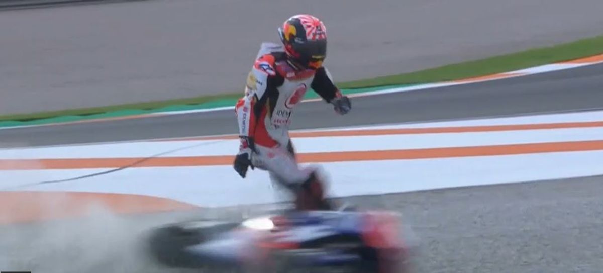 (Video) Fuerte accidente en MotoGP: una moto atropelló a piloto que se había caído previamente en el GP de Valencia