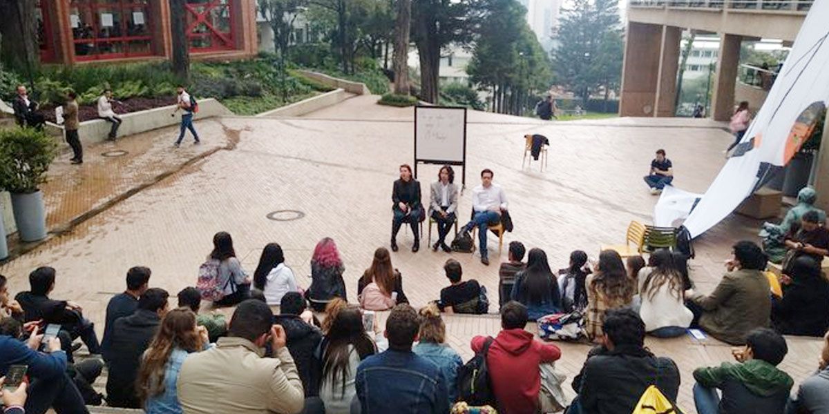 Estudiantes de Los Andes desplegaron enorme pancarta para invitar al 21N
