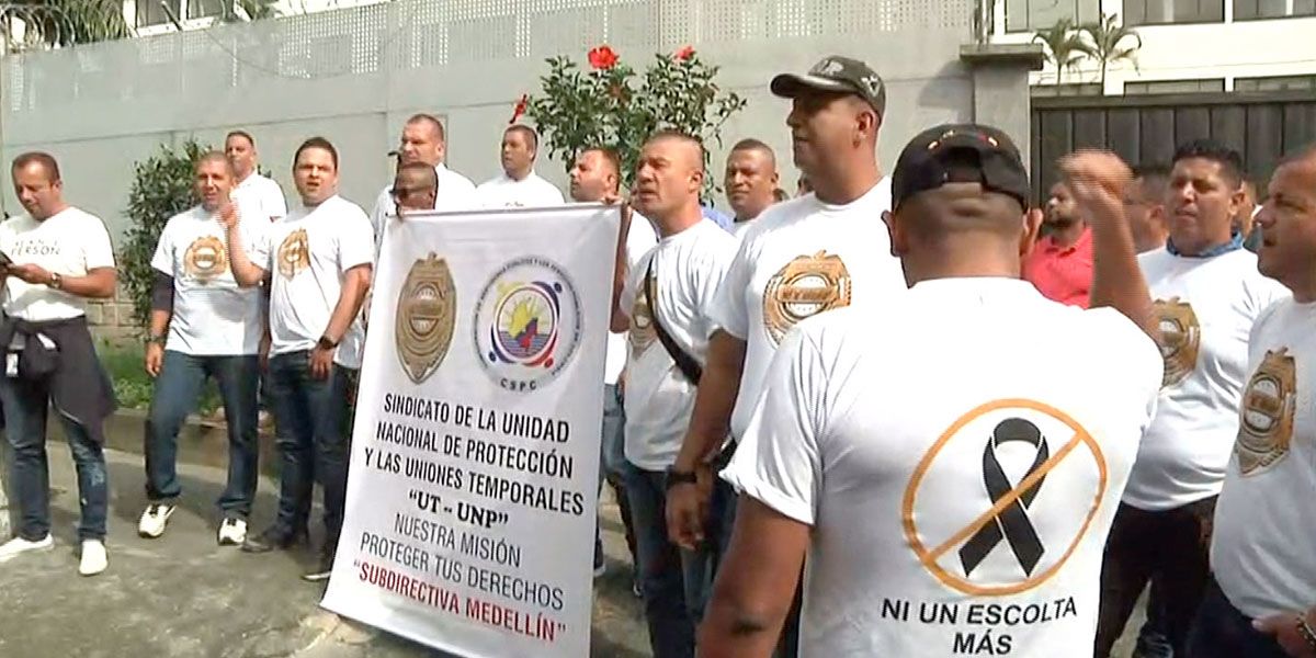 Escoltas de la Unidad Nacional de Protección protestan en Medellín