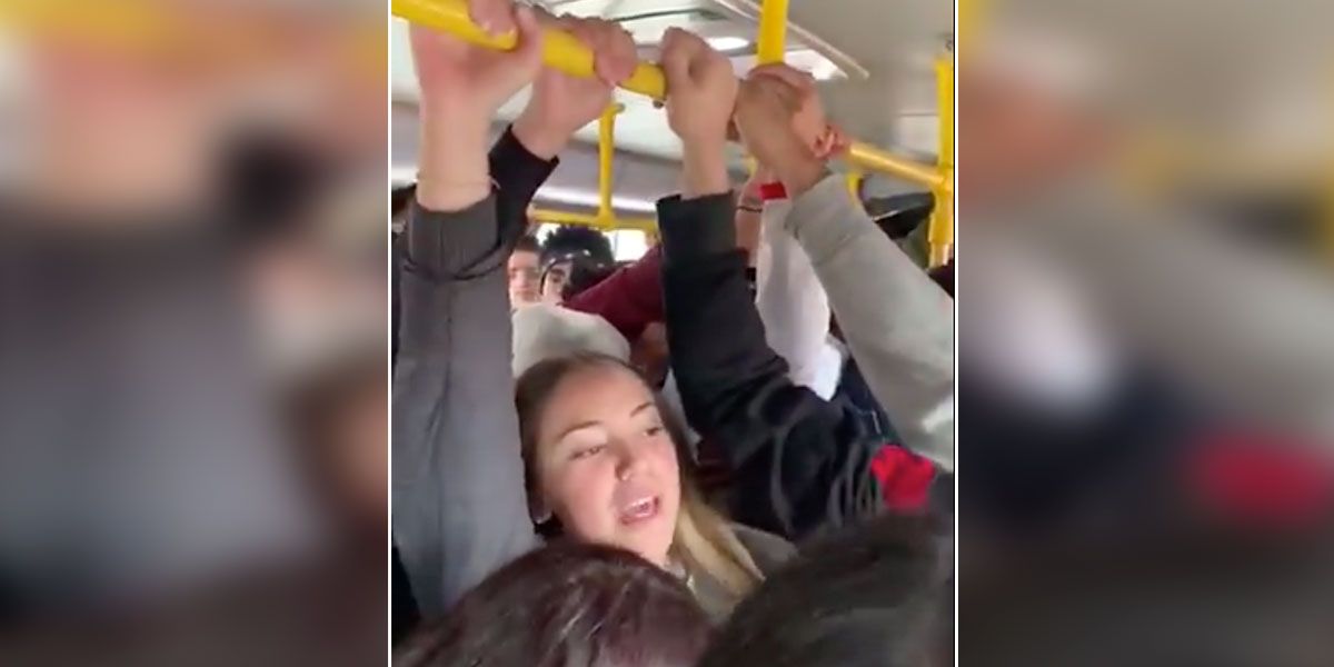 21N: estudiantes viajan cantando arengas en un bus de Transmilenio