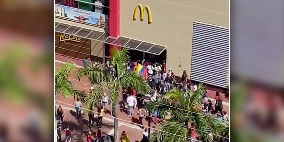 Manifestantes en Barranquilla borraron los grafitis que vándalos pintaron en un McDonald’s
