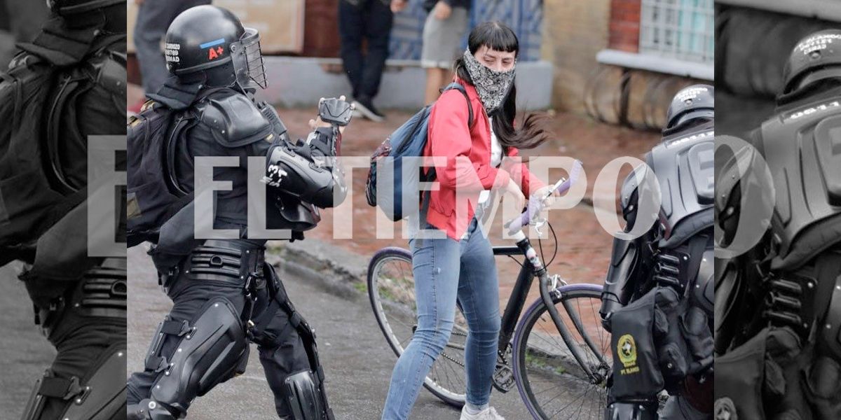 Brutal agresión de un policía del Esmad a una joven ciclista es captada por fotógrafo de EL TIEMPO