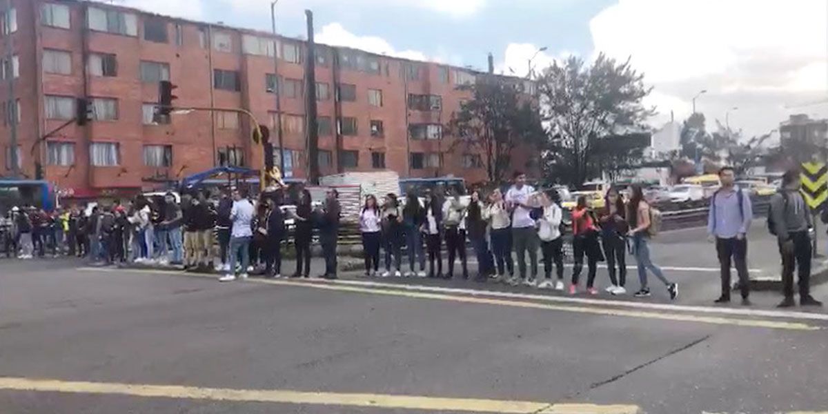 Estudiantes de la U. Libre bloquean la Avenida Boyacá