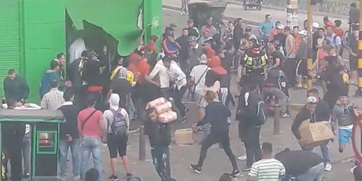Impresionante video captó a vándalos saqueando un Surtimax en el barrio Patio Bonito