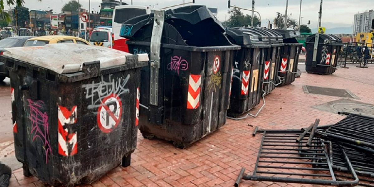 Protestas en Bogotá dejaron daños a contenedores y canecas por 300 millones de pesos
