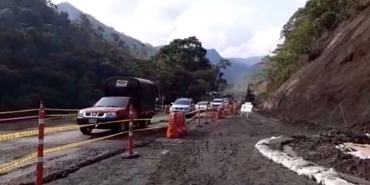 Abren ‘’a un solo carril’’ la Autopista Medellín – Bogotá tras enorme derrumbe
