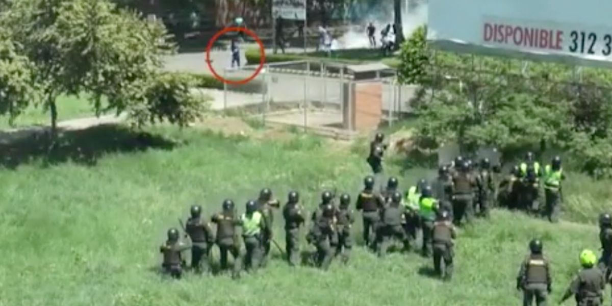 Policía publica video que confirma quién lanzó el explosivo contra los uniformados en Neiva