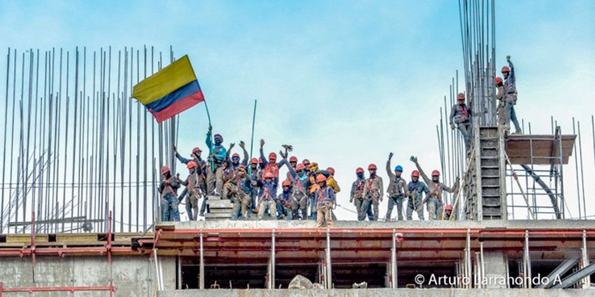 Trabajar y a la vez apoyar la protesta: una de las postales que dejó el paro en Bogotá