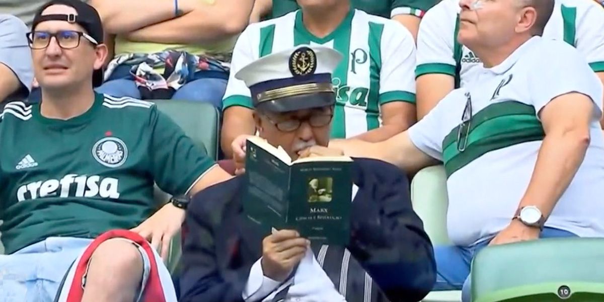 Hincha en Brasil es expulsado del estadio porque en lugar de ver el partido se dedicó a leer