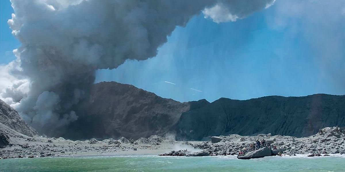 Volcán en Nueva Zelanda entra en erupción y deja varios heridos
