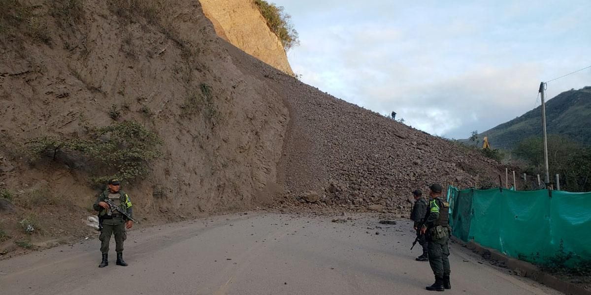 Cierre total en dos vías de Antioquia por grandes deslizamientos de tierra