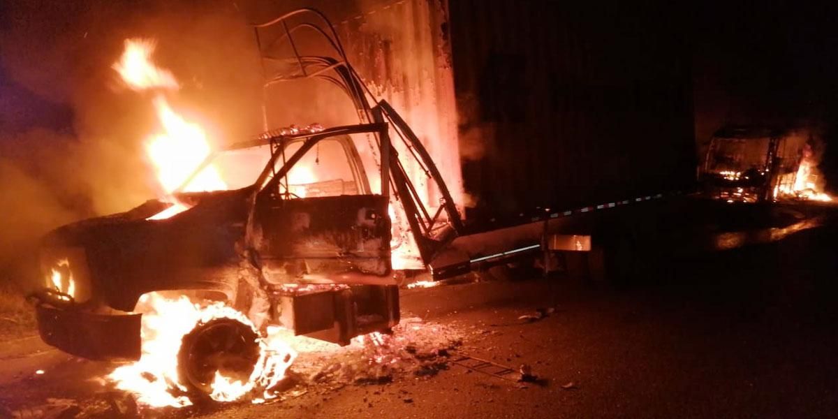 Ejército responsabiliza al ELN de la quema de seis vehículos en la vía que comunica a Medellín con la Costa