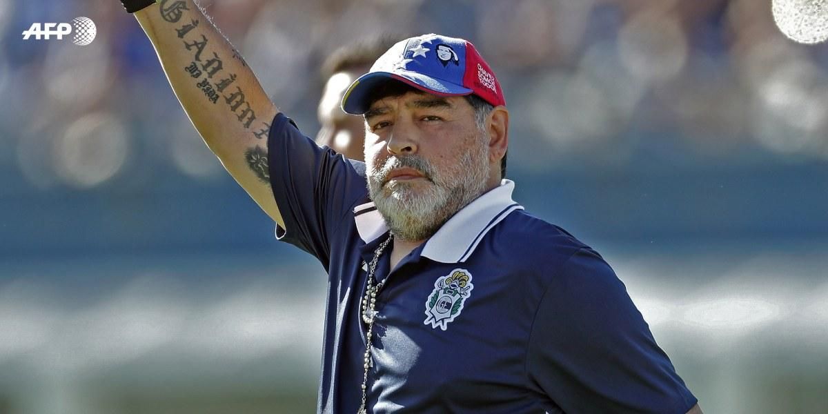 Maradona regaña a niños que le piden un autógrafo y el gesto queda en video