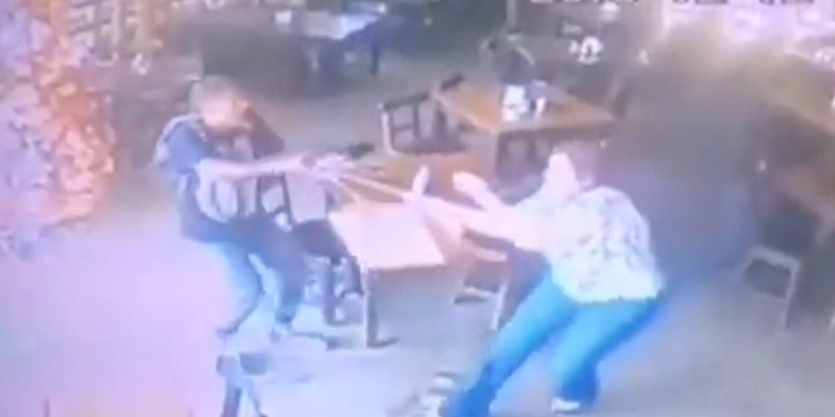 En video | Ladrón roba bolso a mujer que acababa de retirar su prima en Cali