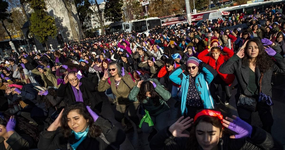 Hasta 2 años de cárcel a mujeres que cantaron ‘Un violador en tu camino’ en Turquía