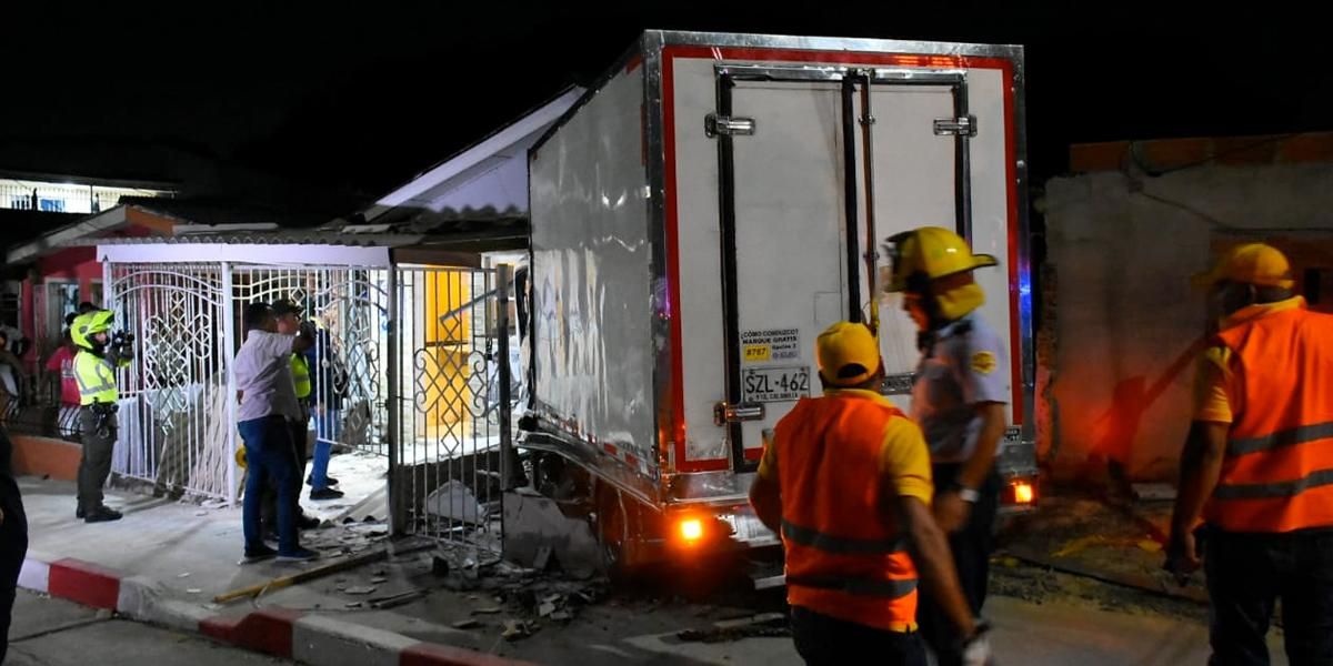 Un muerto y nueve heridos tras choque de camión contra una casa en Barranquilla