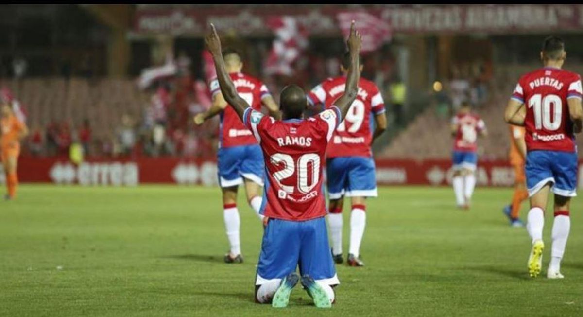 Adrián Ramos marcó doblete con el Granada en la Copa del Rey