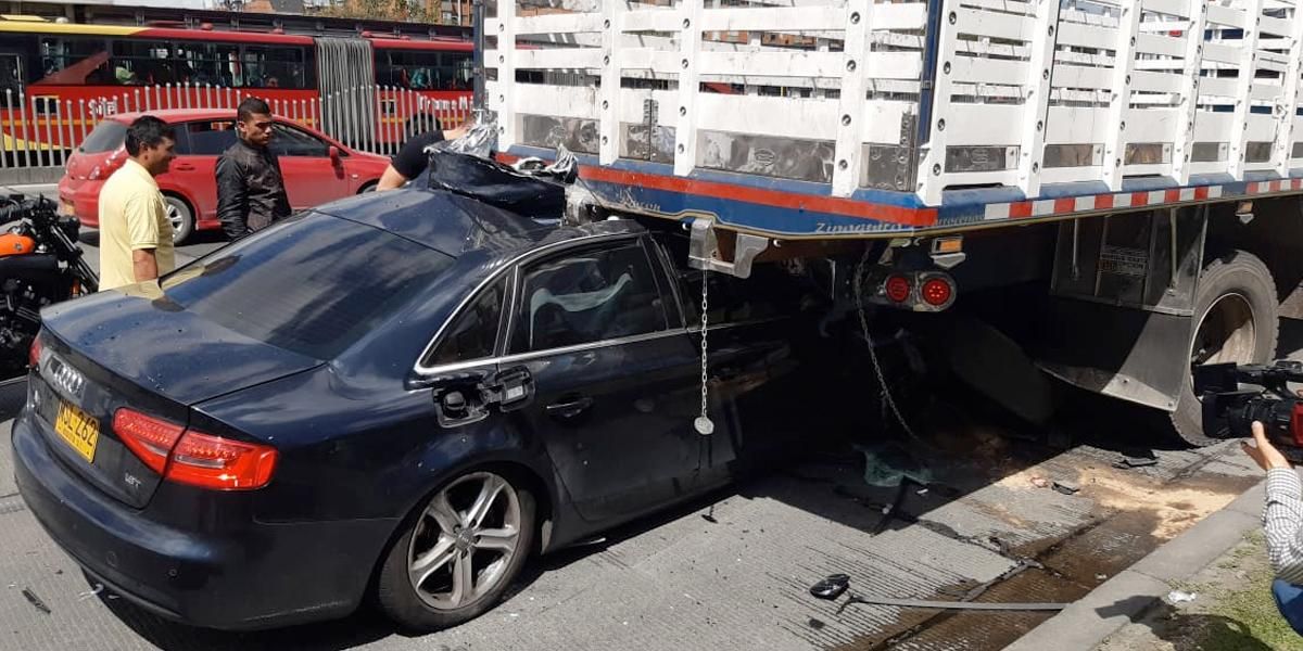 Video | Carro de alta gama chocó contra camión en la autopista Norte en Bogotá