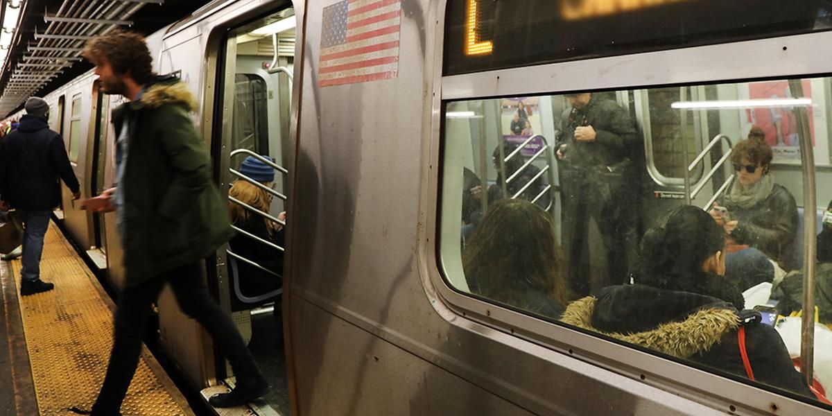 Nueva York prohibirá por ley que acosadores sexuales usen el metro y buses