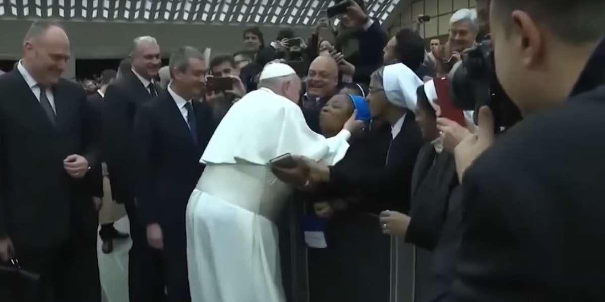 El papa Francisco accedió a darle un beso a una monja, pero con una curiosa condición