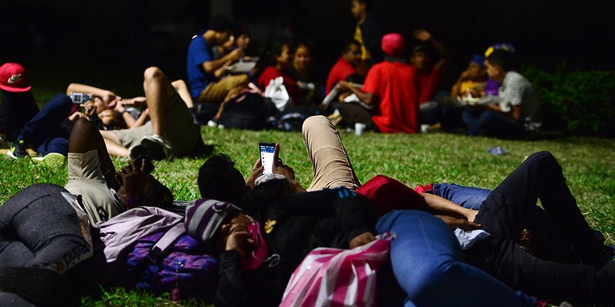 Caravana de migrantes hondureños inicia travesía hacia Estados Unidos