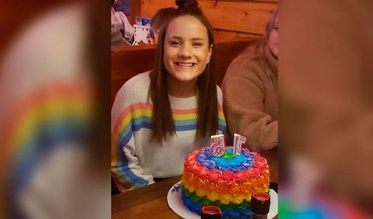 Estudiante fue expulsada de su colegio por celebrar su cumpleaños con colores del arcoíris