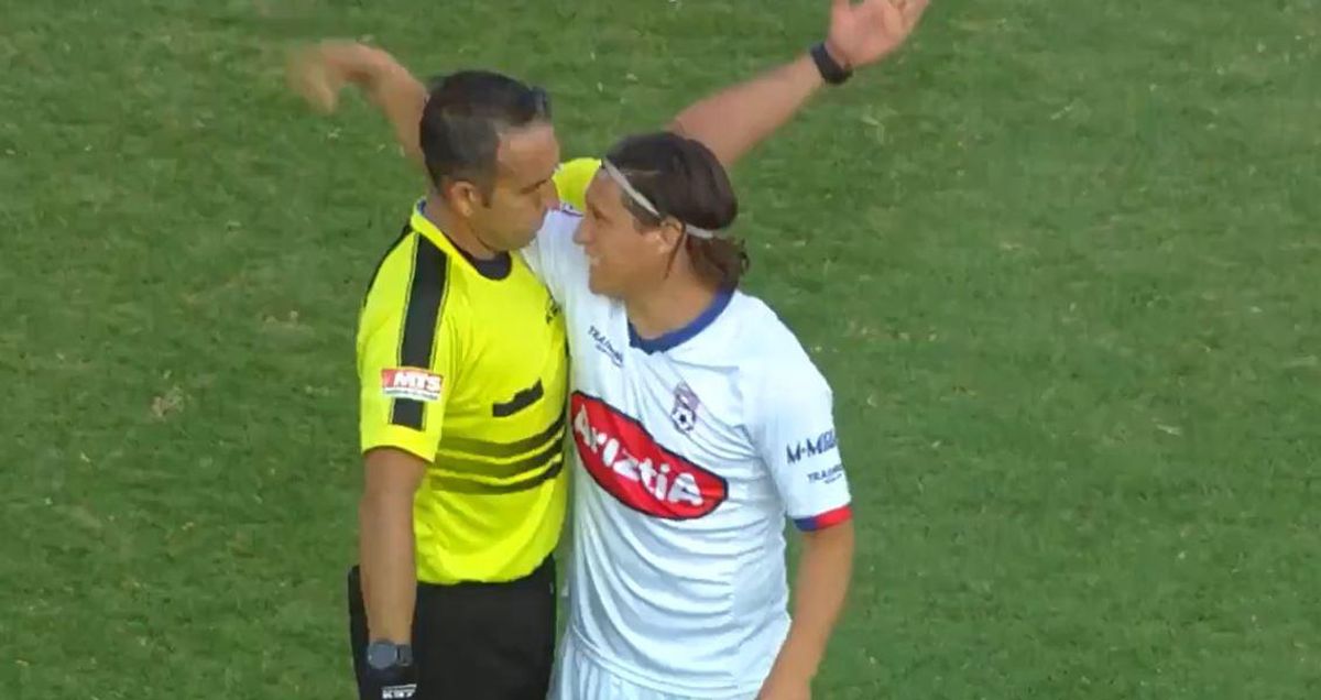 [Video] Jugador chileno le dio un beso al árbitro en pleno partido