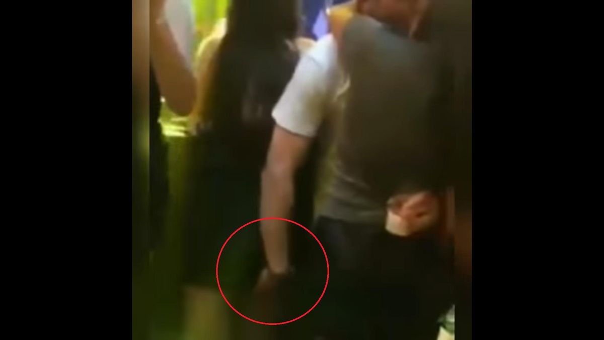 [Video] Pillan a hombre manoseando a mujer mientras se besaba con su novia