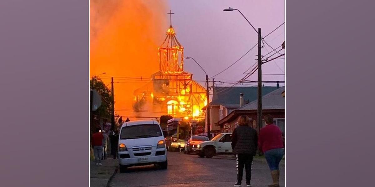 Incendio devora una histórica iglesia en isla de Chiloé, Chile