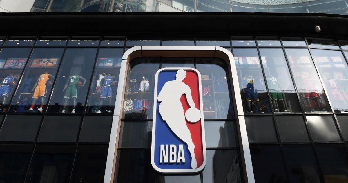 ¿Quién es el jugador cuya silueta es usada en el logo de la NBA?