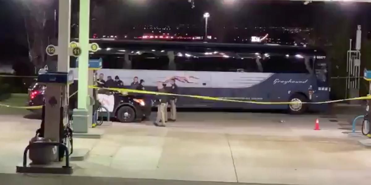 Un muerto y cinco heridos deja tiroteo en un autobús en California