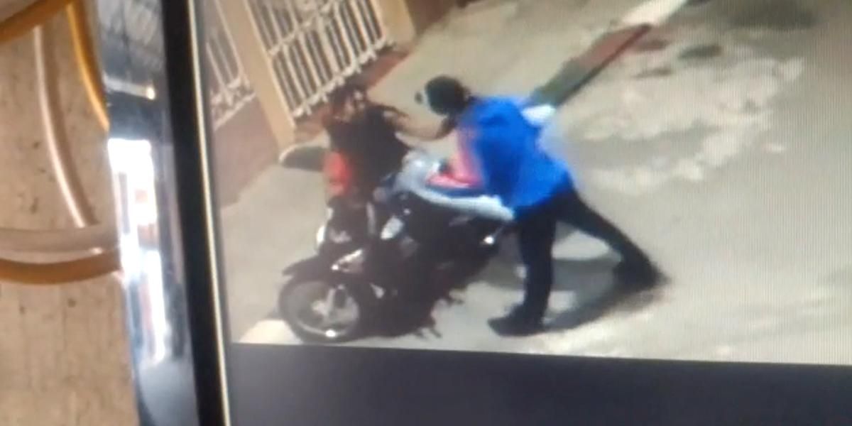 En video quedó registrada violenta agresión de ladrón a una mujer en Cali