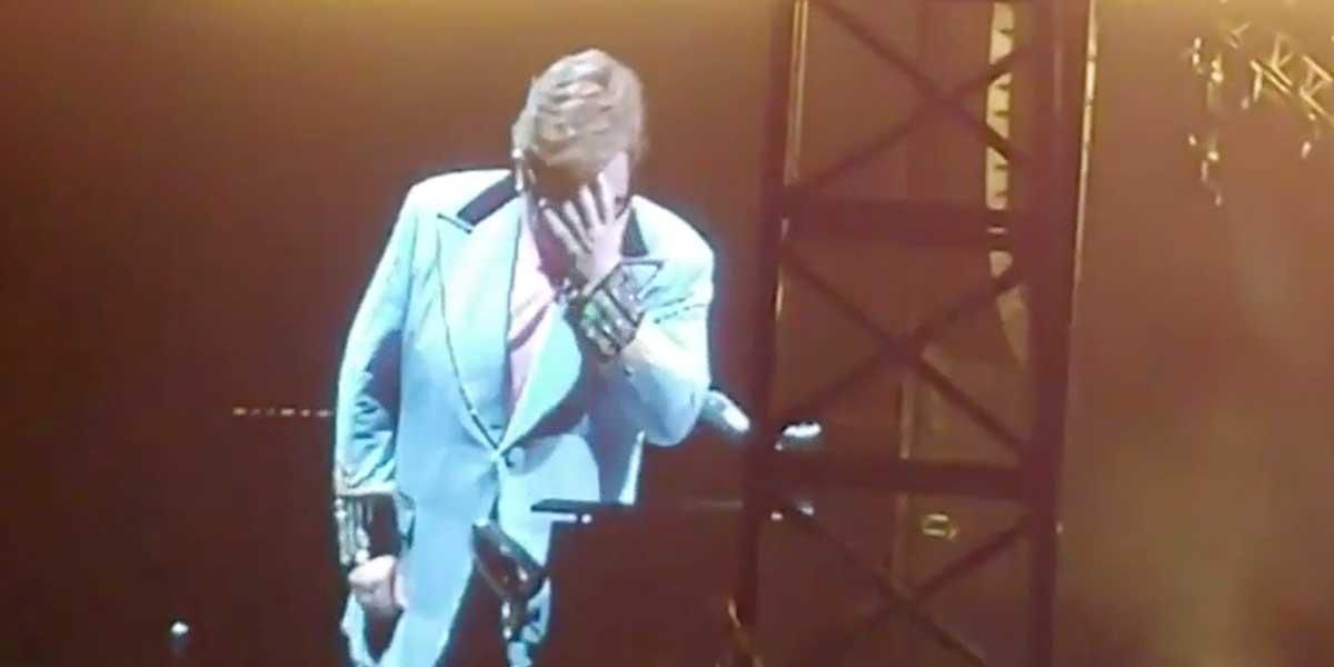 Entre lágrimas Elton John termina concierto debido a una neumonía