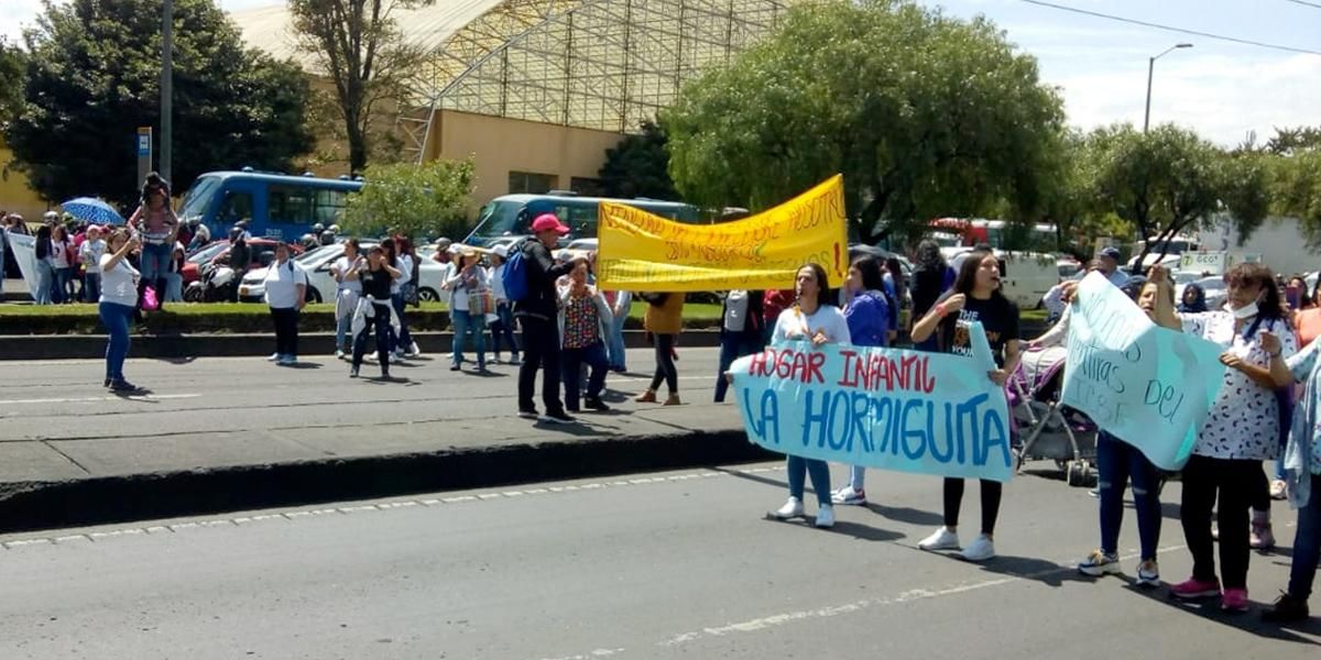 Grupo de manifestantes realiza plantón frente a instalaciones del ICBF en Bogotá