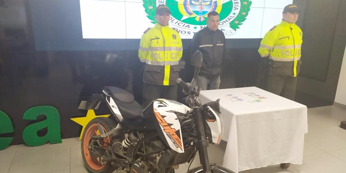 Capturan a motociclista que intentó sobornar a patrulleros de la Policía en Bogotá