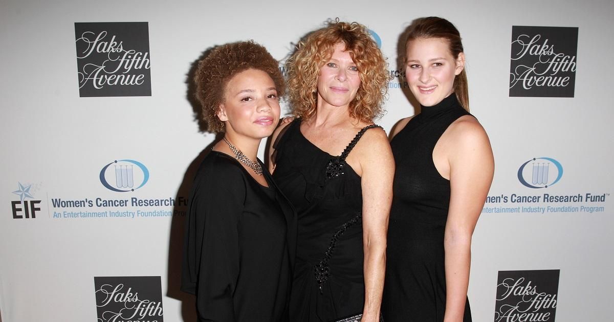 Actriz Kate Capshaw (Centro), y las hijas Mikaela George Spielberg (izquierda) y Destry Allyn Spielberg (derecha) Foto AFP