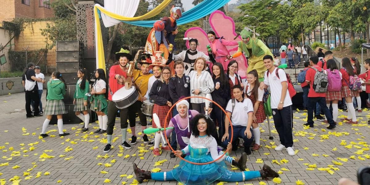 Con una fiesta regresan estudiantes a los colegios de la comuna 13 de Medellín