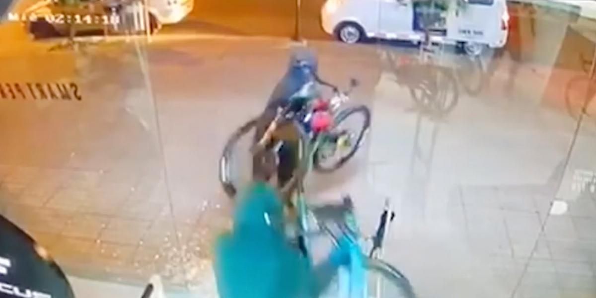 En video quedó registrado el robo de bicicletas en local del norte de Bogotá