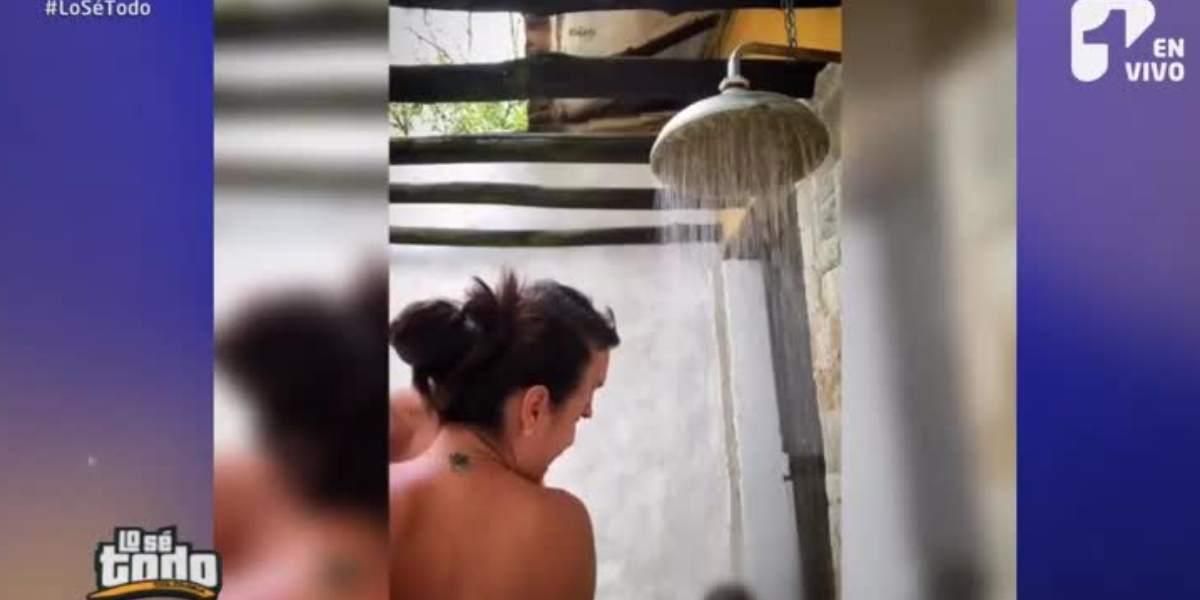 Critican a actriz por bañarse con su esposo desnudos frente a su hija