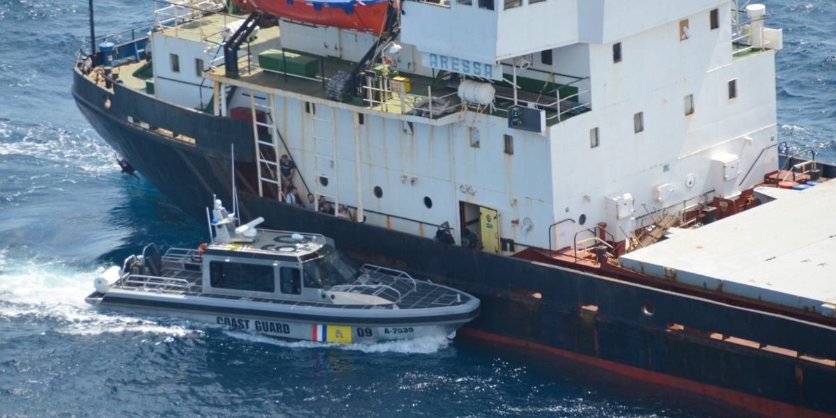 Incautan 5.4 toneladas de cocaína en buque que transitaba el mar Caribe