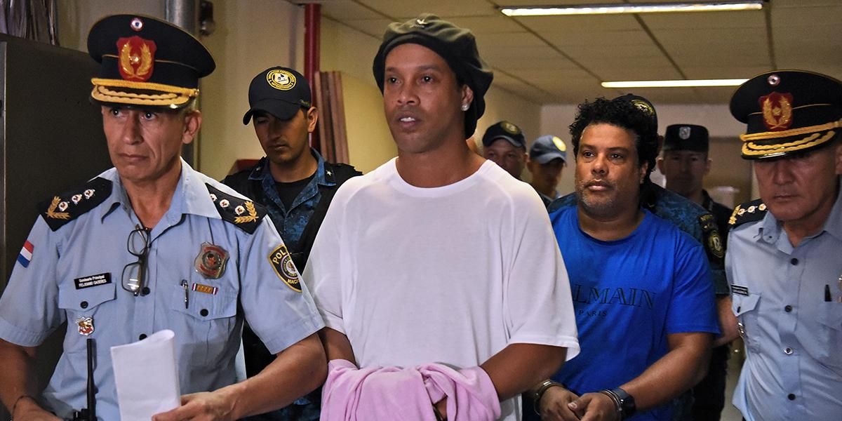 Ronaldinho continuará en la cárcel tras denegarle detención en mansión millonaria