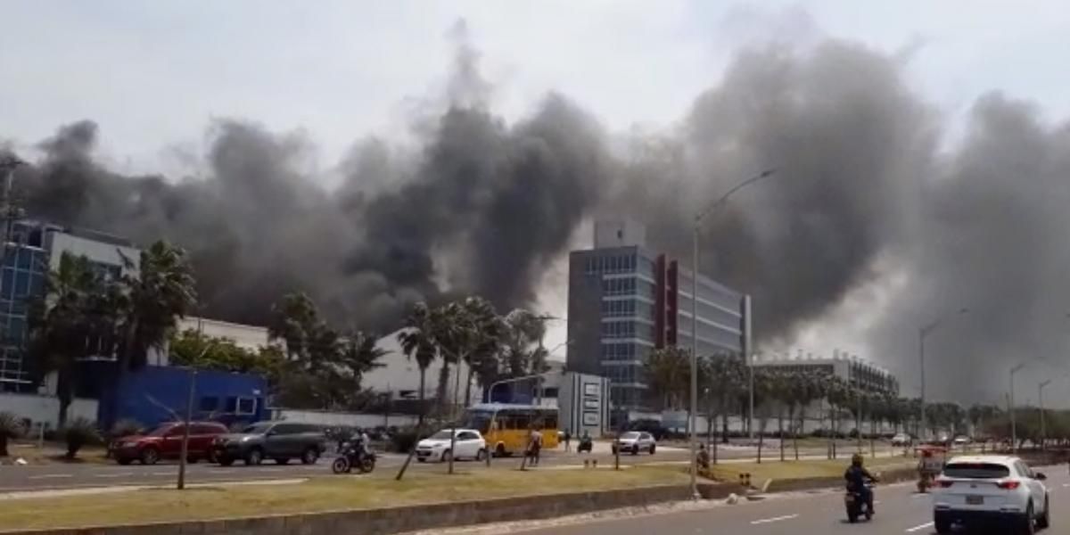 Se incendia Tecnoglass en la zona industrial de Barranquilla