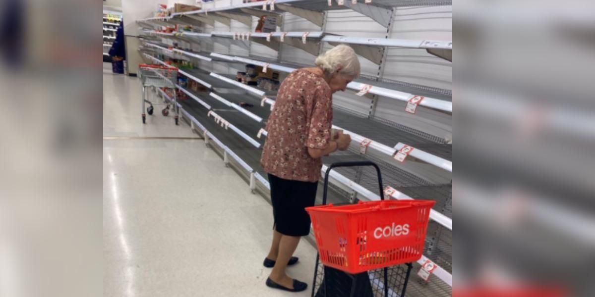 Mujer llora en supermercado al ver estantes vacíos por culpa de Coronavirus