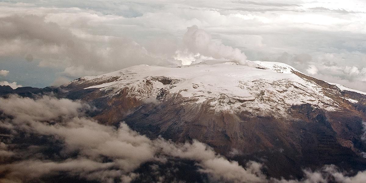 Volcán Nevado del Ruiz registra sismos y emisión de ceniza