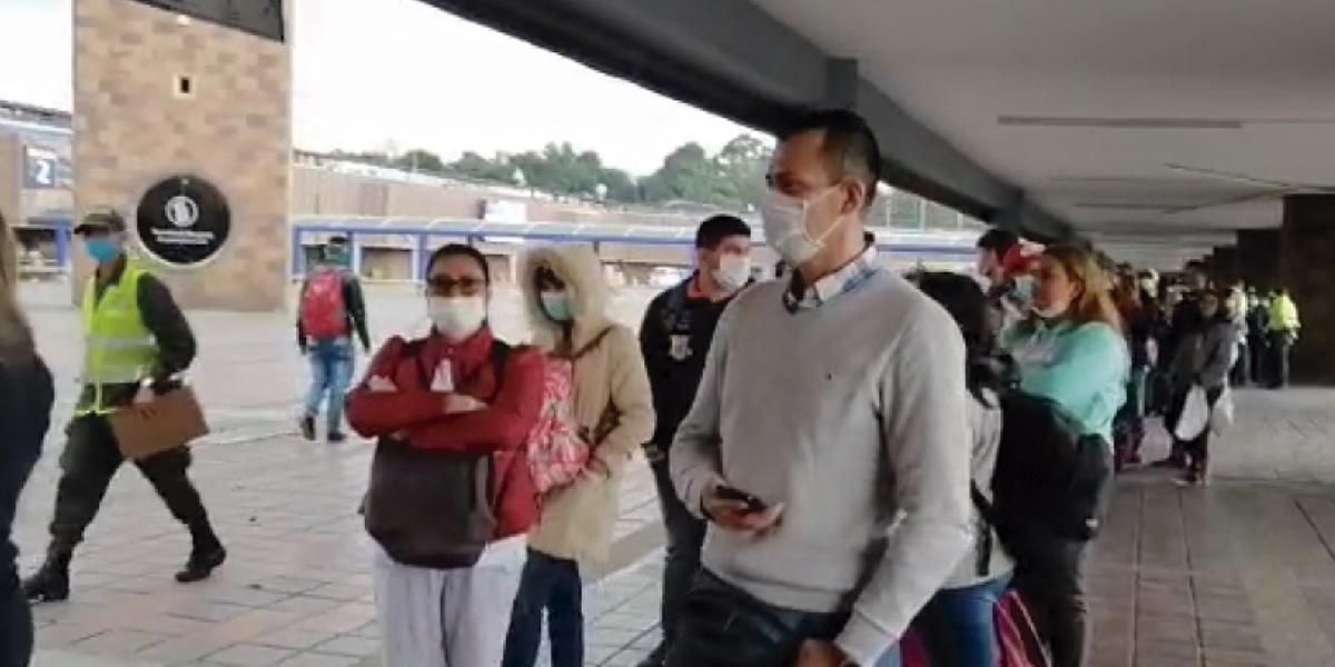 Pese a que está cerrada, cientos de pasajeros desde Terminal de Transporte tratan de salir de Bogotá