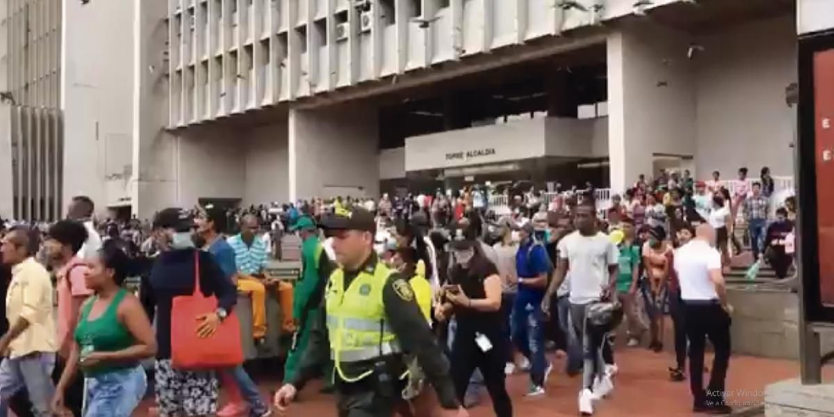 Cientos de venezolanos se aglomeran en la Alcaldía de Cali para pedir ayuda